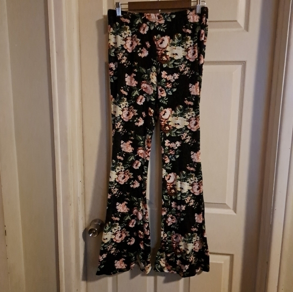 Shein large floral Bell-bottom Leggings 5/$25 - Picture 1 of 4